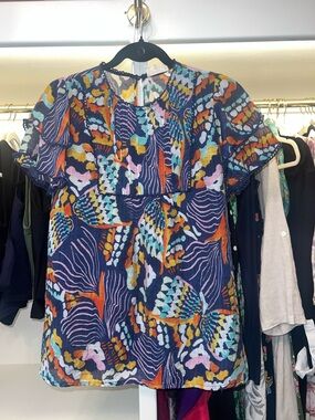 Umgee size medium top navy floral top